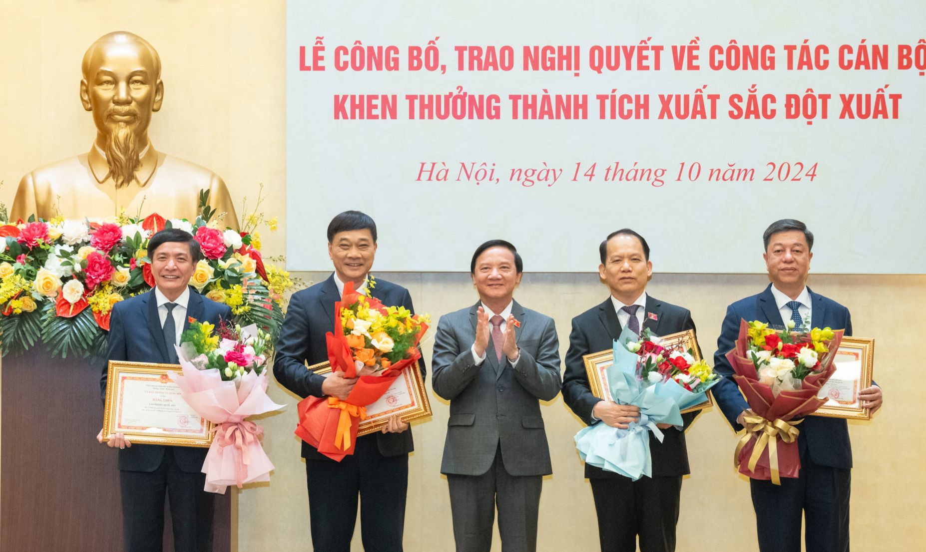 Công bố Nghị quyết của Ủy ban Thường vụ Quốc hội về công tác cán bộ và khen thưởng thành tích xuất sắc