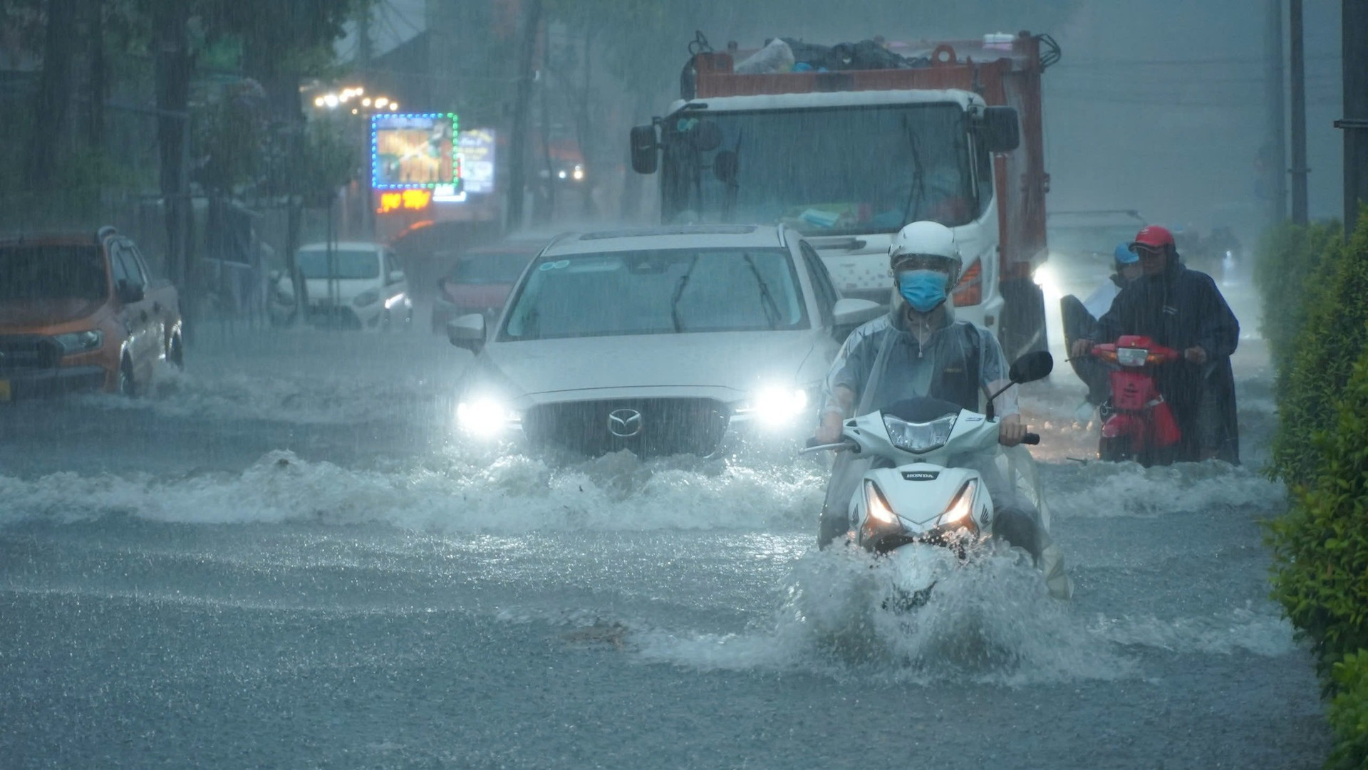 Nhiều tuyến đường ở Cần Thơ ngập sâu sau trận mưa lớn ảnh 4