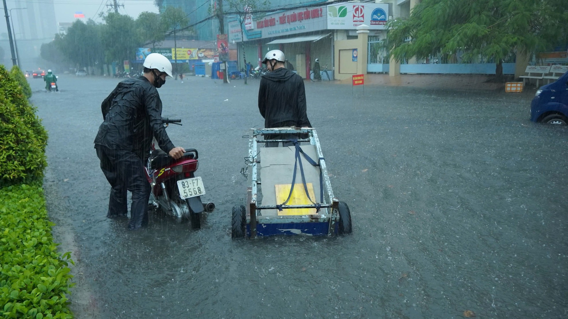 Nhiều tuyến đường ở Cần Thơ ngập sâu sau trận mưa lớn ảnh 2