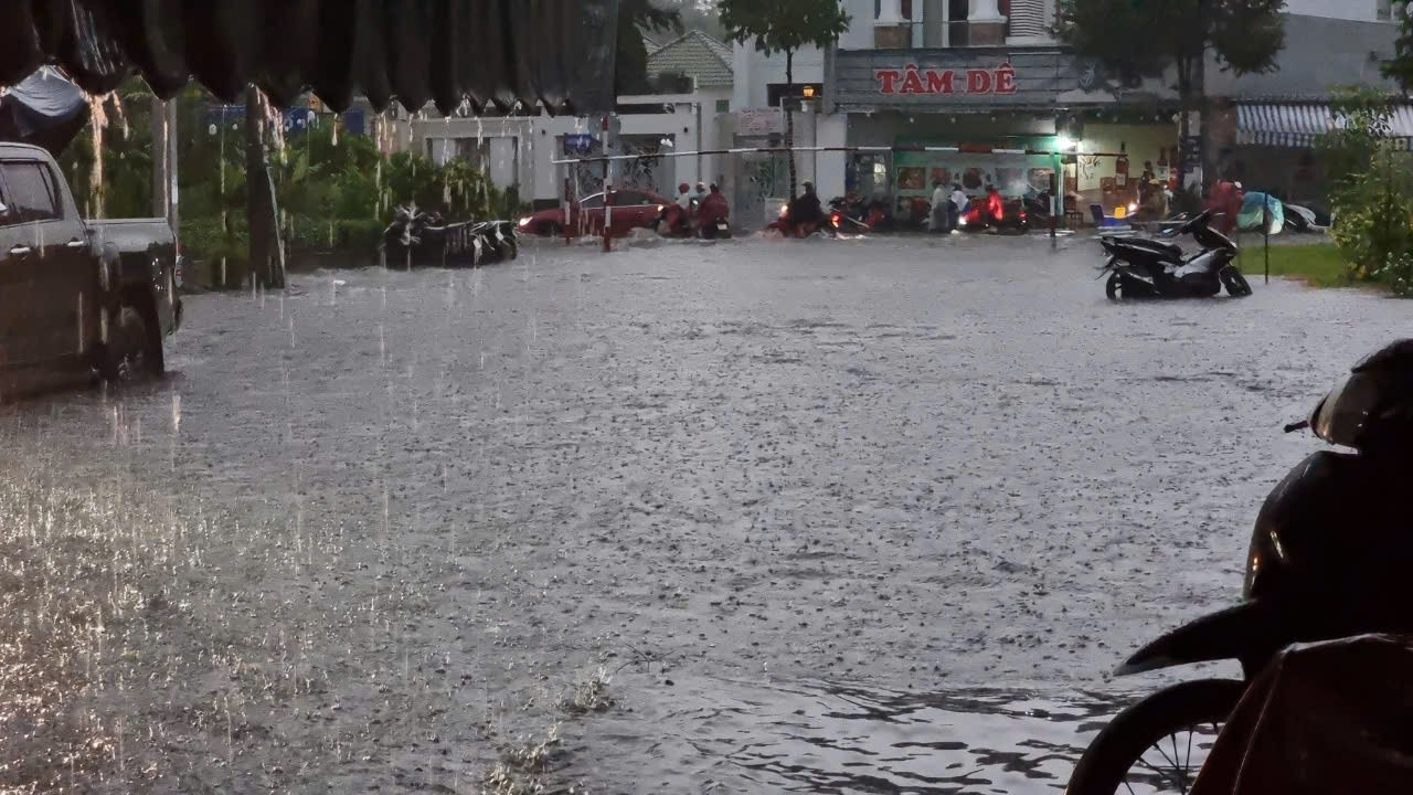 Nhiều tuyến đường ở Cần Thơ ngập sâu sau trận mưa lớn ảnh 5