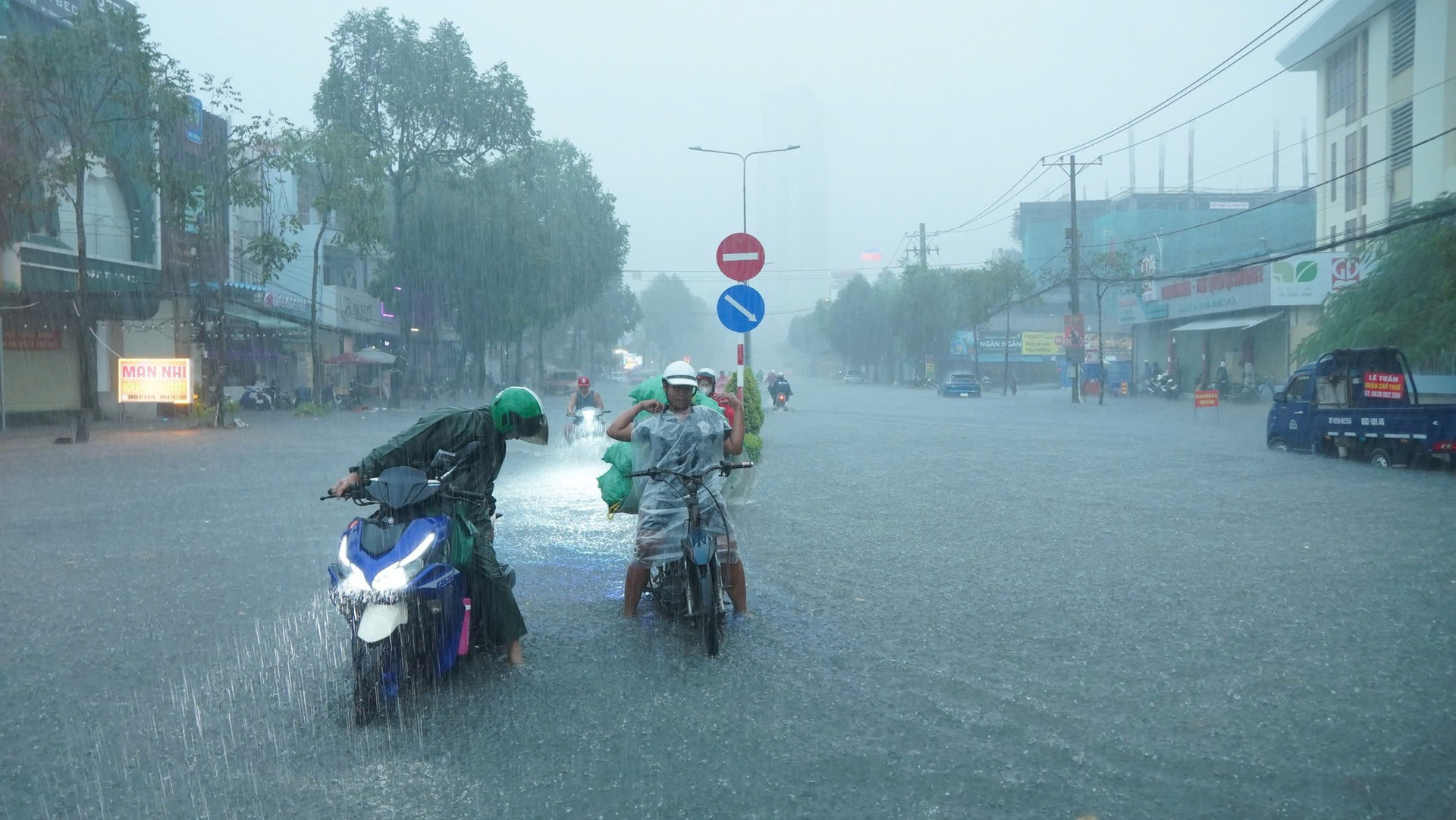 Nhiều tuyến đường ở Cần Thơ ngập sâu sau trận mưa lớn ảnh 1