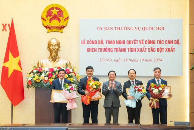 Công bố Nghị quyết của Ủy ban Thường vụ Quốc hội về công tác cán bộ và khen thưởng thành tích xuất sắc ảnh 2