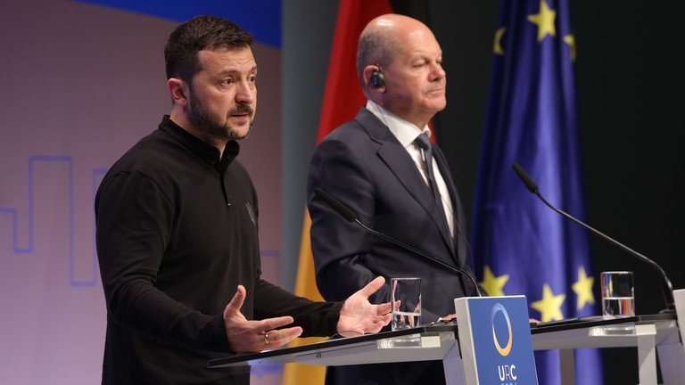 Tổng thống Ukraine Volodymyr Zelensky (trái) và Thủ tướng Đức Olaf Scholz. Ảnh: RT