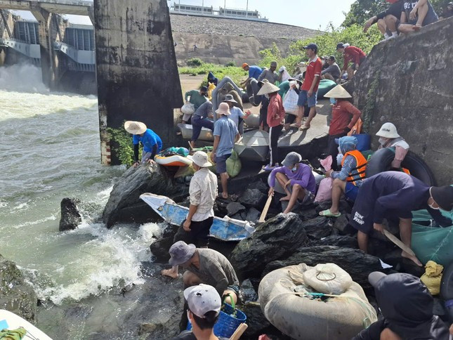 Người dân ùa xuống đập tràn nhà máy thủy điện Trị An săn 'lộc trời' ảnh 2