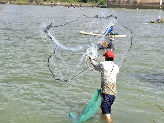 Người dân ùa xuống đập tràn nhà máy thủy điện Trị An săn 'lộc trời' ảnh 3