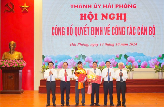 Điều động, bổ nhiệm cán bộ chủ chốt ở 5 tỉnh thành ảnh 4