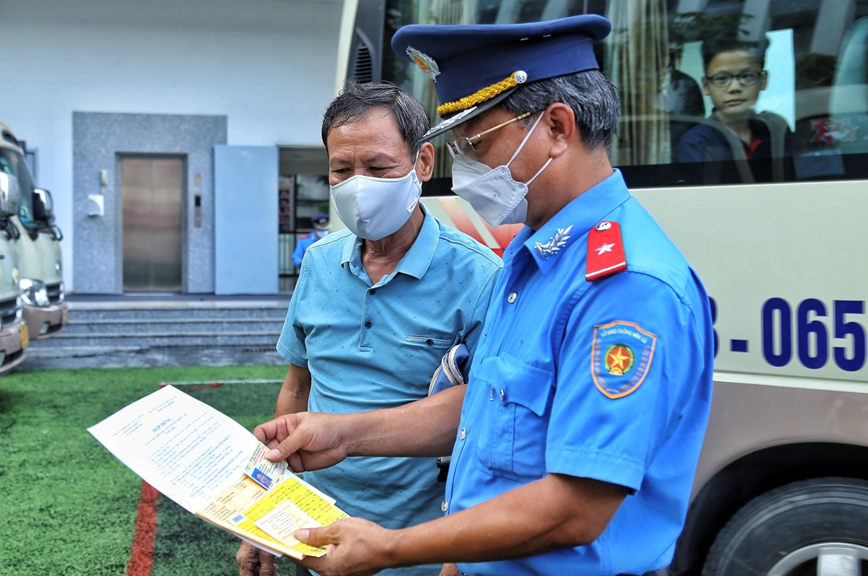 Lực lượng Thanh tra GTVT kiểm tra hàng loạt phương tiện vận chuyển học sinh. 