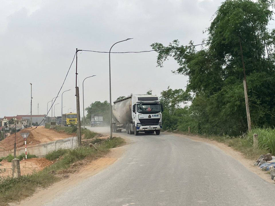 Vừa thi công dự án, nhà thầu còn phải bảo đảm an toàn cho người và phương tiện tham gia giao thông khi qua đường đê sông Hồng, huyện Phú Xuyên