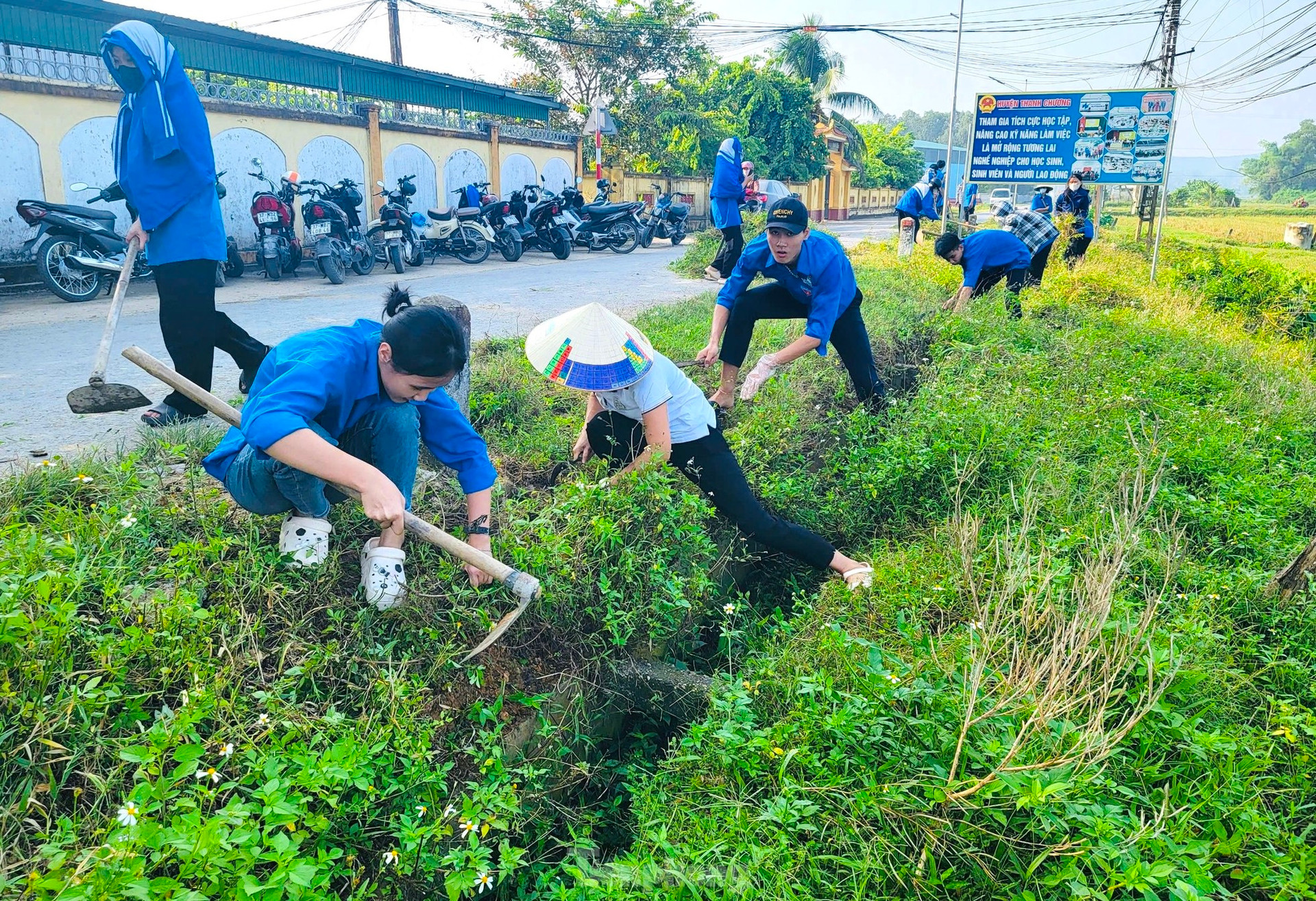 Hàng nghìn đoàn viên thanh niên nạo vét kênh mương, hưởng ứng ngày toàn dân làm thủy lợi ảnh 5