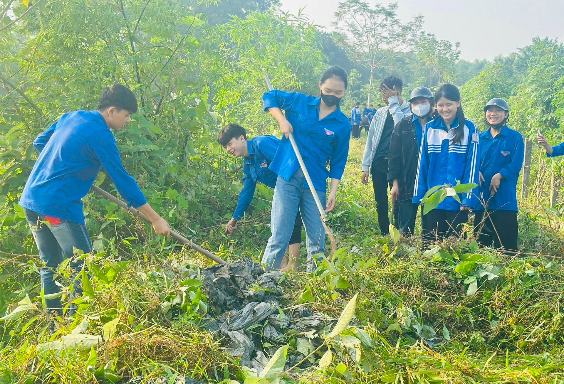 Hàng nghìn đoàn viên thanh niên nạo vét kênh mương, hưởng ứng ngày toàn dân làm thủy lợi ảnh 10