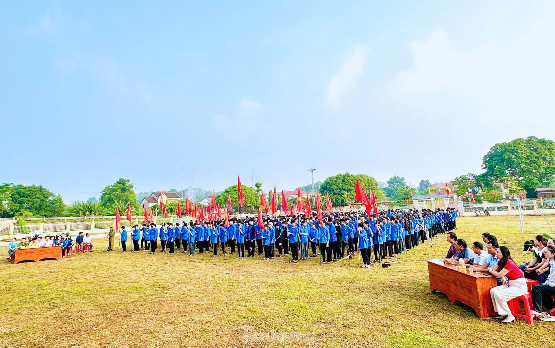 Hàng nghìn đoàn viên thanh niên nạo vét kênh mương, hưởng ứng ngày toàn dân làm thủy lợi ảnh 1