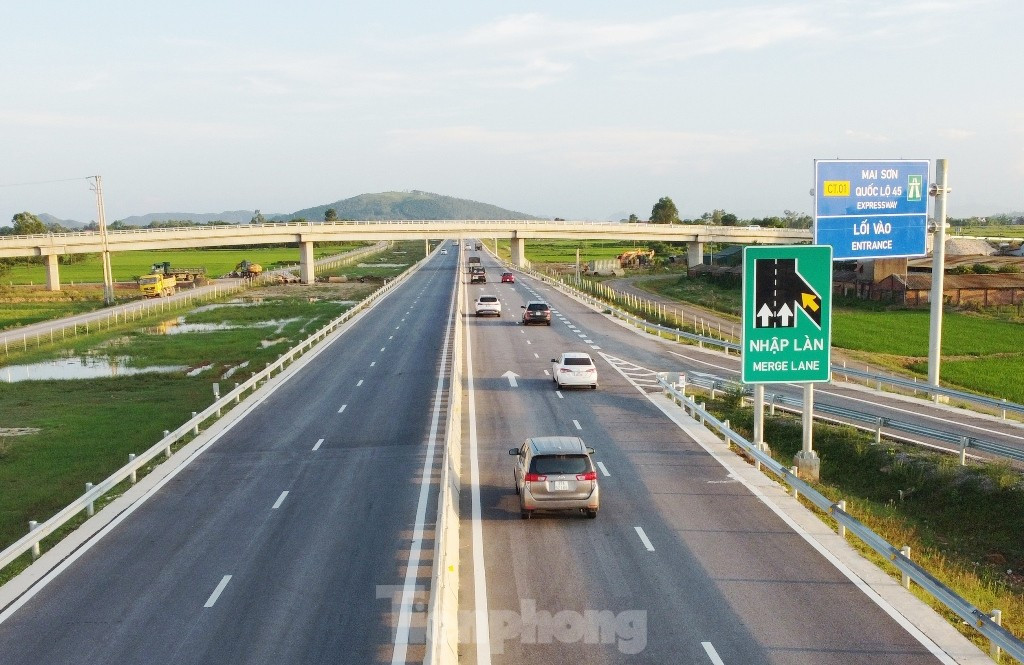 Cận cảnh 200 km cao tốc 'trắng' trạm nghỉ, cây xăng ảnh 5