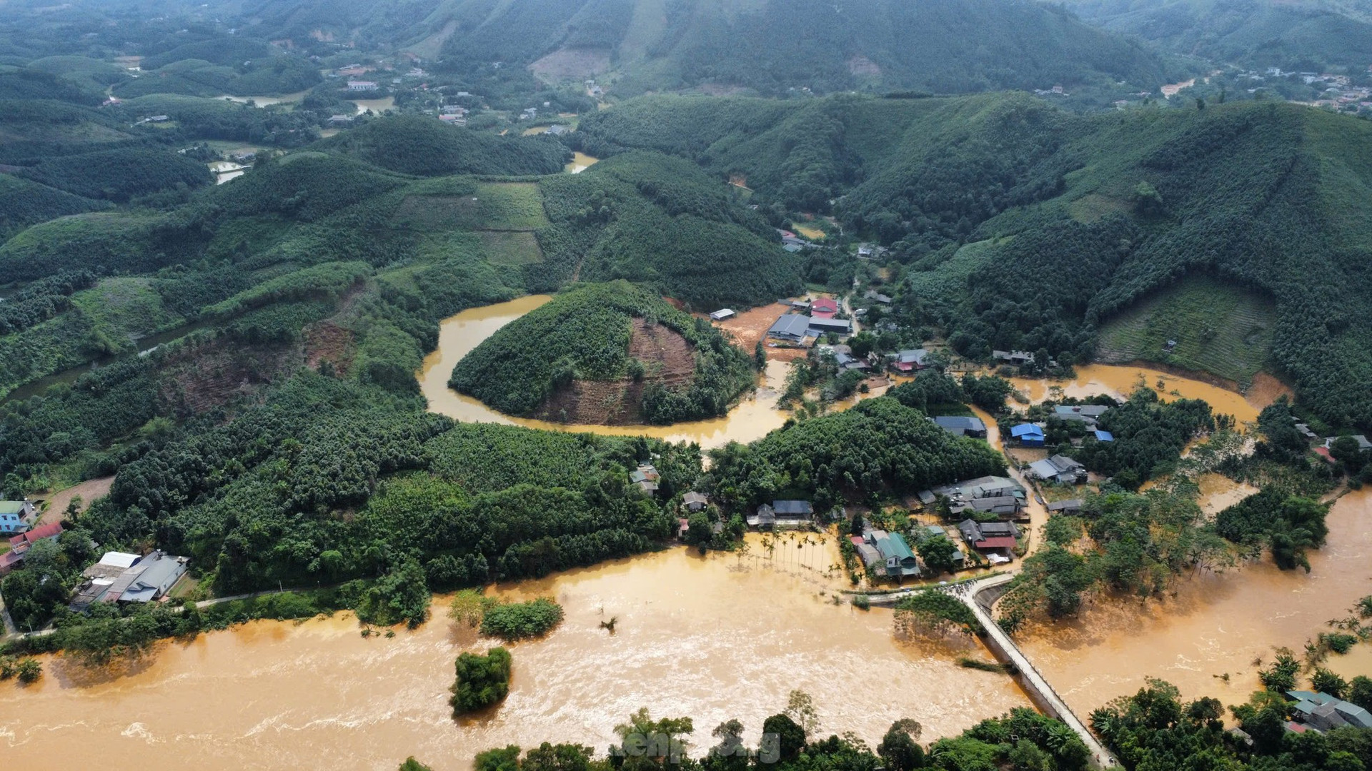 Mưa lớn gây ngập sâu, hàng trăm hộ dân Yên Bái bị cô lập ảnh 5