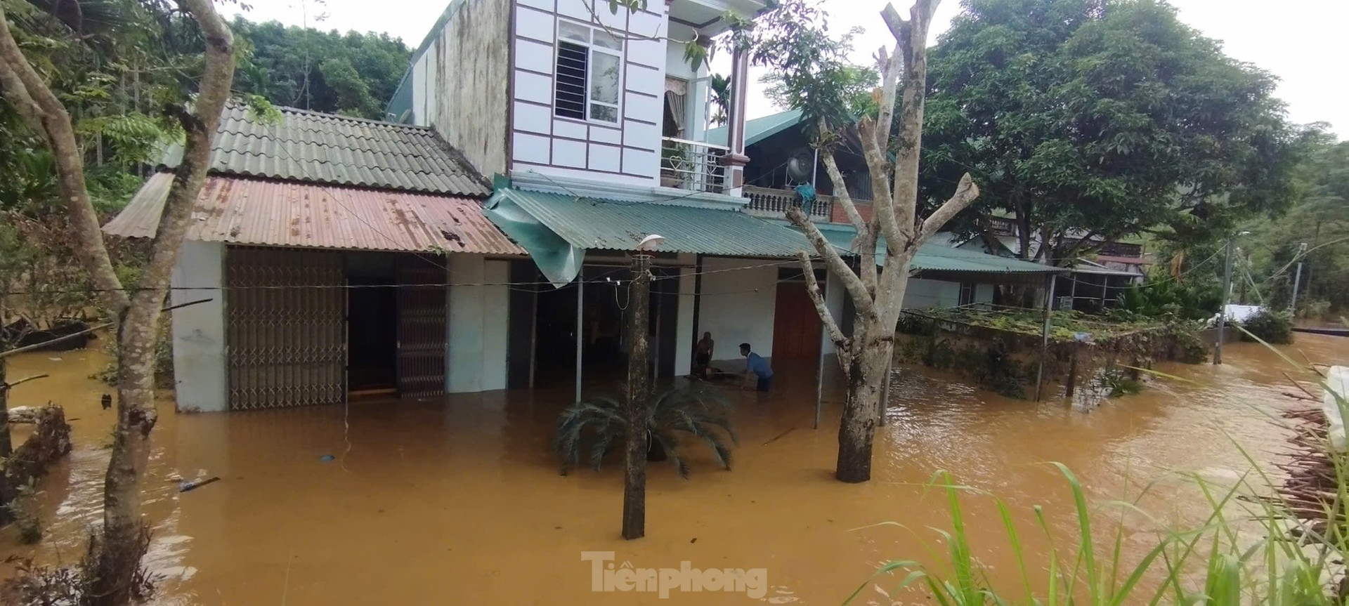 Mưa lớn gây ngập sâu, hàng trăm hộ dân Yên Bái bị cô lập ảnh 6