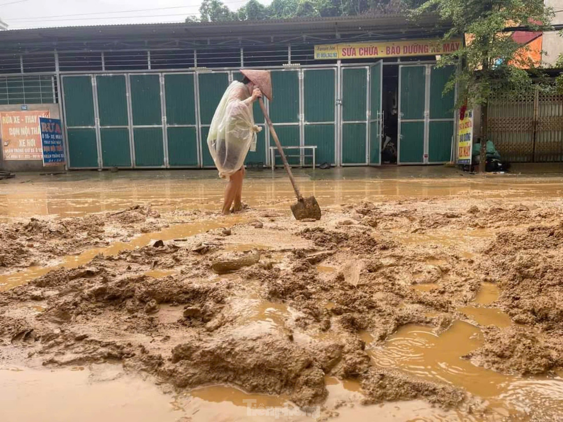 Mưa lớn gây ngập sâu, hàng trăm hộ dân Yên Bái bị cô lập ảnh 7