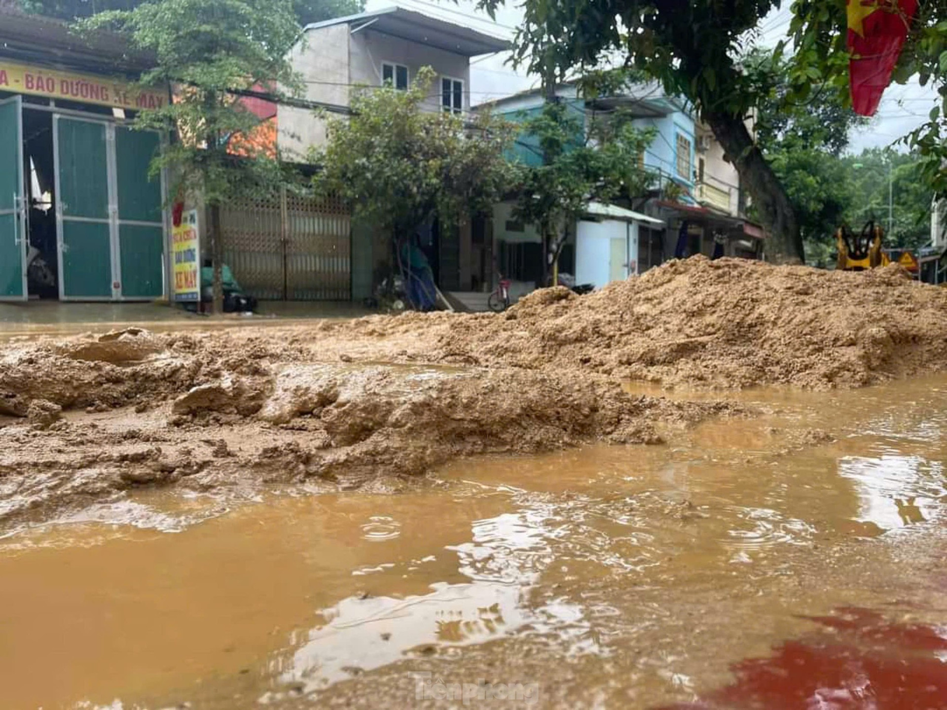 Mưa lớn gây ngập sâu, hàng trăm hộ dân Yên Bái bị cô lập ảnh 8