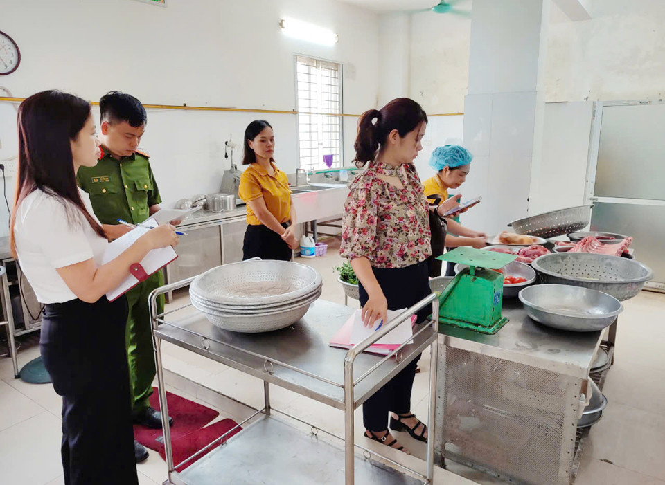 Kiểm tra giao nhận thực phẩm tại Trường Mầm non huyện Đan Phượng. Ảnh: Duy Khánh