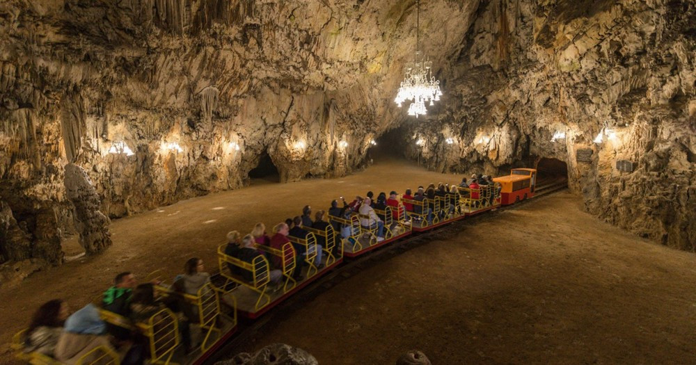 Bên trong hang động dài 24km đặt bưu điện dưới lòng đất đầu tiên trên thế giới, ẩn chứa cả loài ‘rồng non’ có thể sống tới 100 năm - ảnh 8