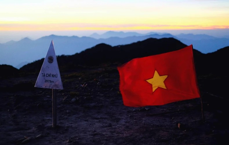 ‘Đại dương trên mây’ cách Hà Nội 200km: Đỉnh núi gần 3.000m cao thứ 7 Việt Nam, nơi hiếm hoi có tuyết xuất hiện - ảnh 1