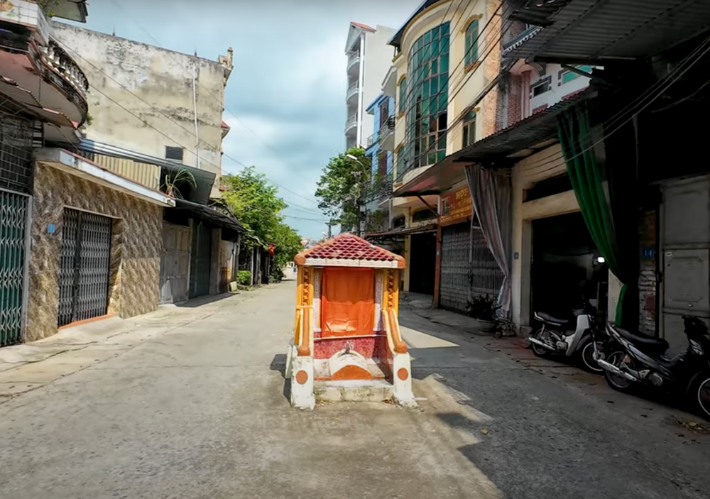 Độc lạ ngôi mộ cổ ‘cố thủ’ giữa mặt đường chính dẫn vào làng nghề nổi tiếng giàu có nhất nhì Việt Nam - ảnh 3