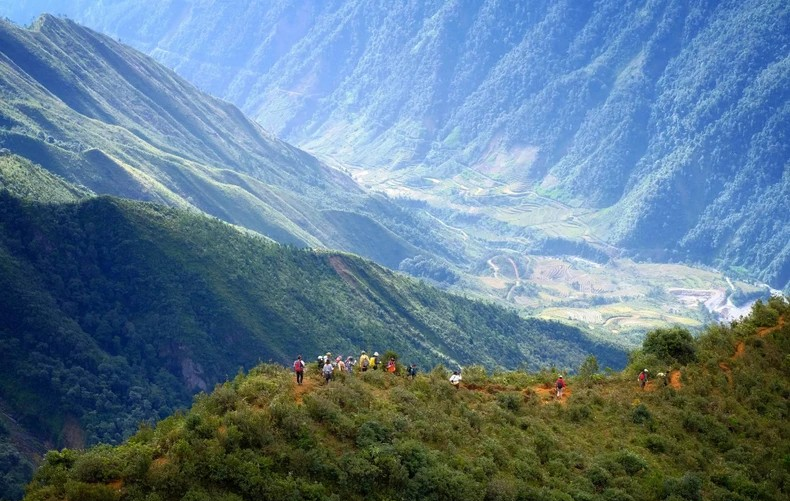 ‘Đại dương trên mây’ cách Hà Nội 200km: Đỉnh núi gần 3.000m cao thứ 7 Việt Nam, nơi hiếm hoi có tuyết xuất hiện - ảnh 3