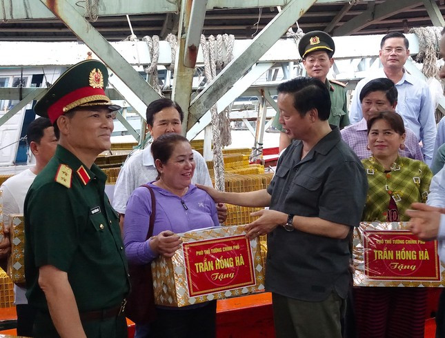 Phó Thủ tướng gặp gỡ ngư dân Cà Mau trước đợt thanh tra gỡ ‘thẻ vàng’ thuỷ sản ảnh 2