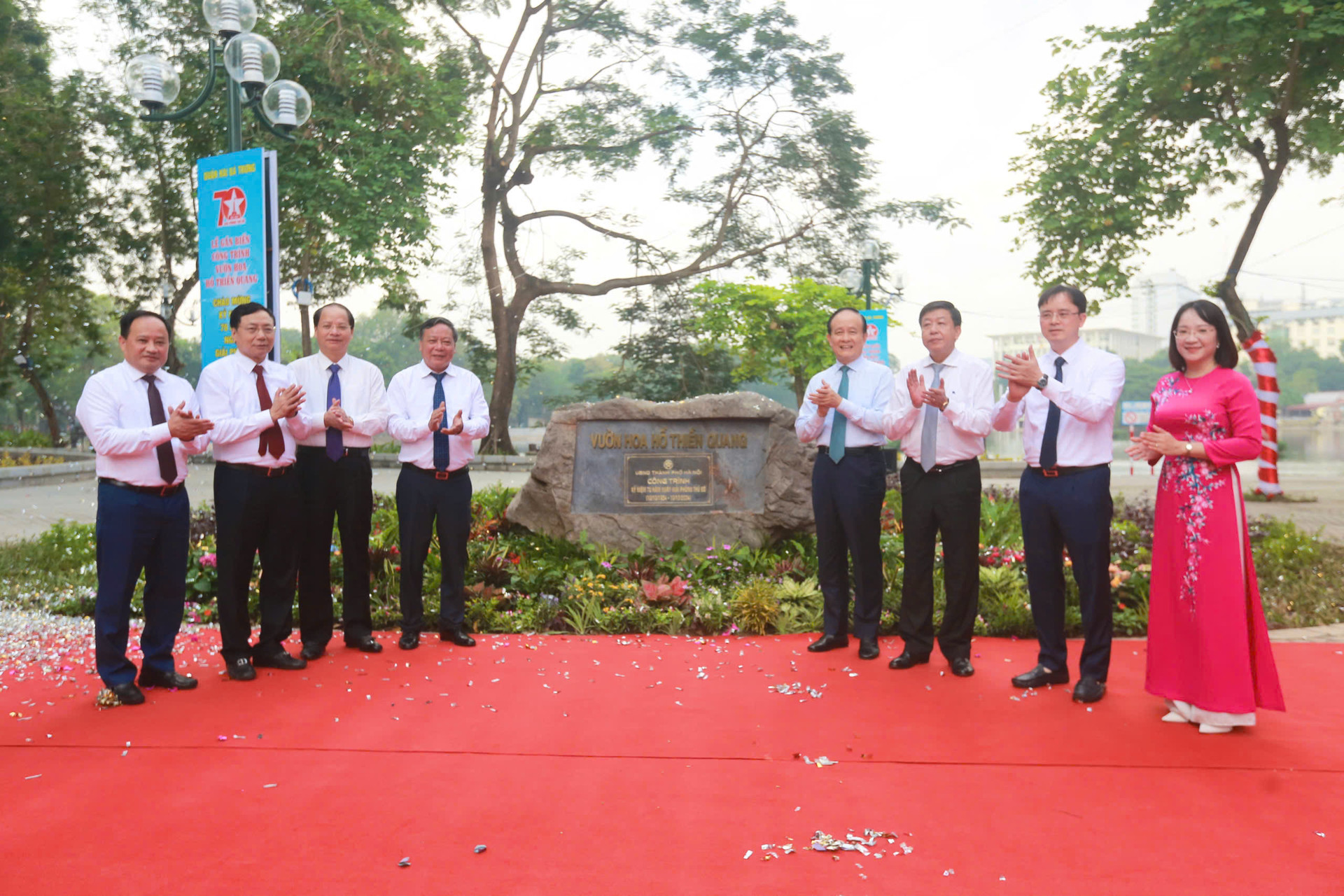 Hà Nội khánh thành, gắn biển công trình vườn hoa hồ Thiền Quang