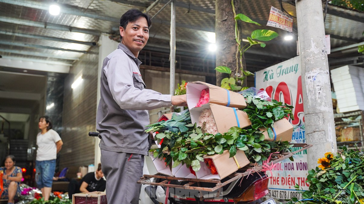 Nông dân làng hoa Mê Linh mất mùa 20/10, 'mót' từng bông hồng để bán ảnh 14