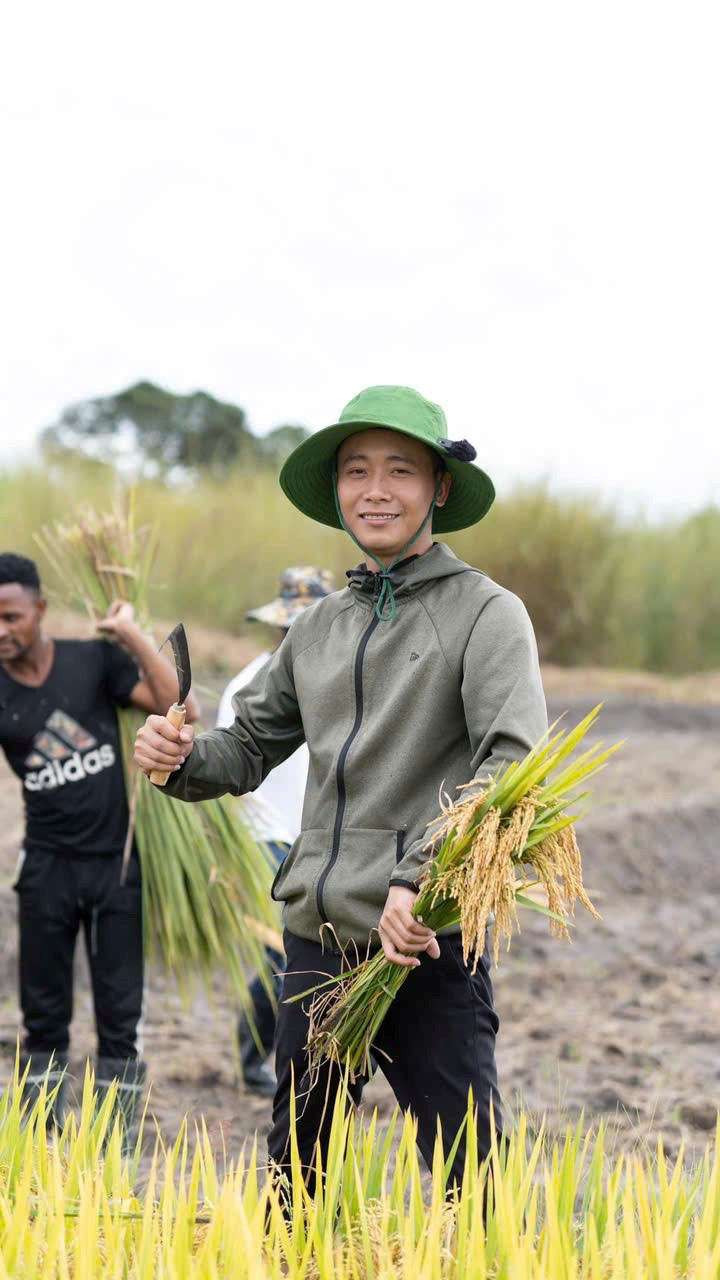 Quang Linh Vlogs trước khi trở thành Ủy viên T.Ư MTTQ Việt Nam: Sang châu Phi năm 18 tuổi, 27 tuổi là 'người hùng' sở hữu 4,1 triệu lượt đăng ký YouTube - ảnh 2