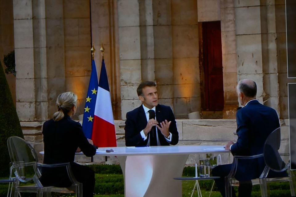 Tổng thống Pháp Emmanuel Macron trả lời phỏng vấn trên truyền hình tại Caen, Pháp, ngày 6/6/2024. Ảnh: TTXVN