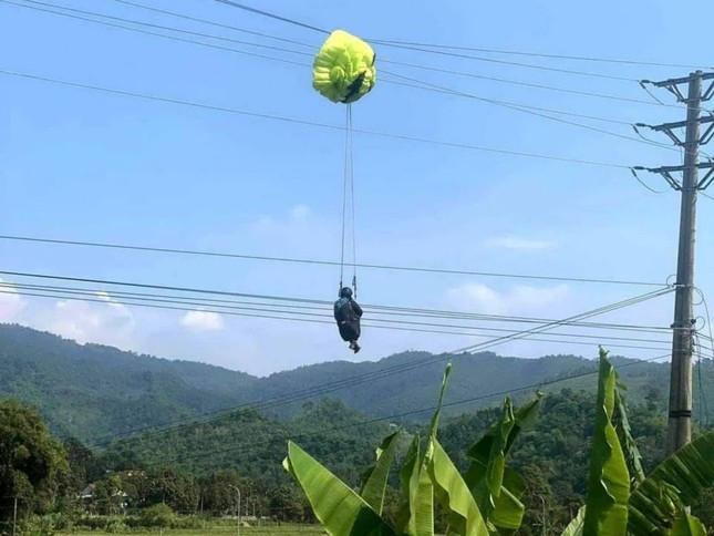 Cắt điện toàn xã để giải cứu vận động viên nhảy dù mắc kẹt trên dây diện ảnh 1