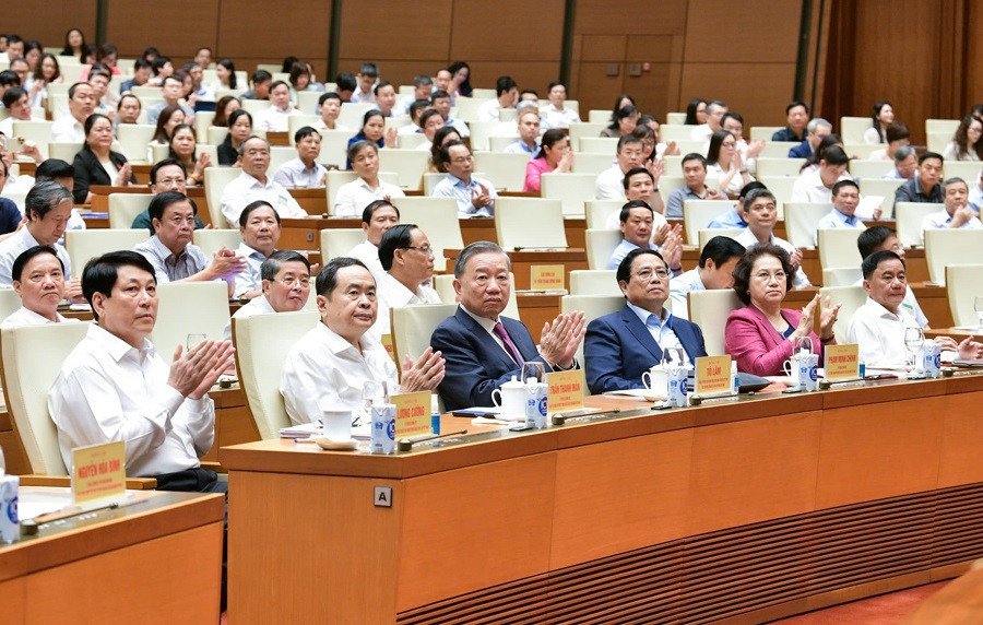 Tổng Bí thư, Chủ tịch nước Tô Lâm cùng các đồng chí lãnh đạo, nguyên lãnh đạo Đảng, Nhà nước, Chính phủ, Quốc hội; các Ủy viên Bộ Chính trị, Ủy viên Ban Bí thư, Ủy viên T. Ư Đảng; lãnh đạo Bộ, ban, ngành T.Ư... tham dự Hội nghị tại điểm cầu T.Ư (hội trường Diên Hồng, Nhà Quốc hội. Ảnh: Quochoi.vn