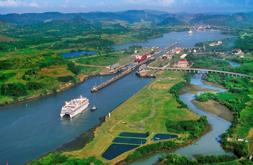 Kênh đào 110 tuổi dài 80km hạn hán nghiêm trọng, lưu lượng tàu di chuyển qua kênh sụt giảm đến 29% - ảnh 1