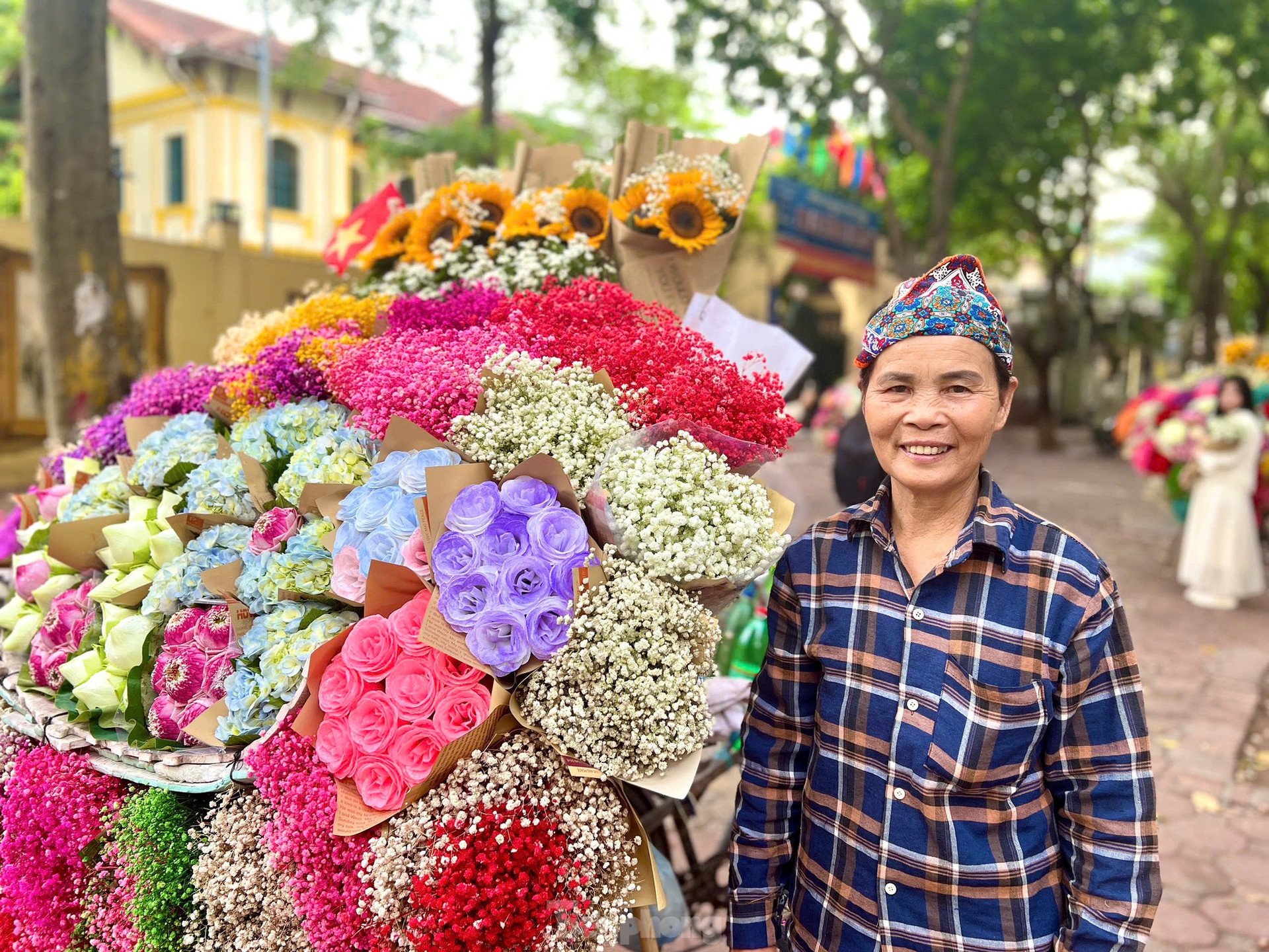 Những bó cúc hoạ mi 'sống sót' sau mưa lũ khoe sắc giữa phố phường Thủ đô ảnh 1