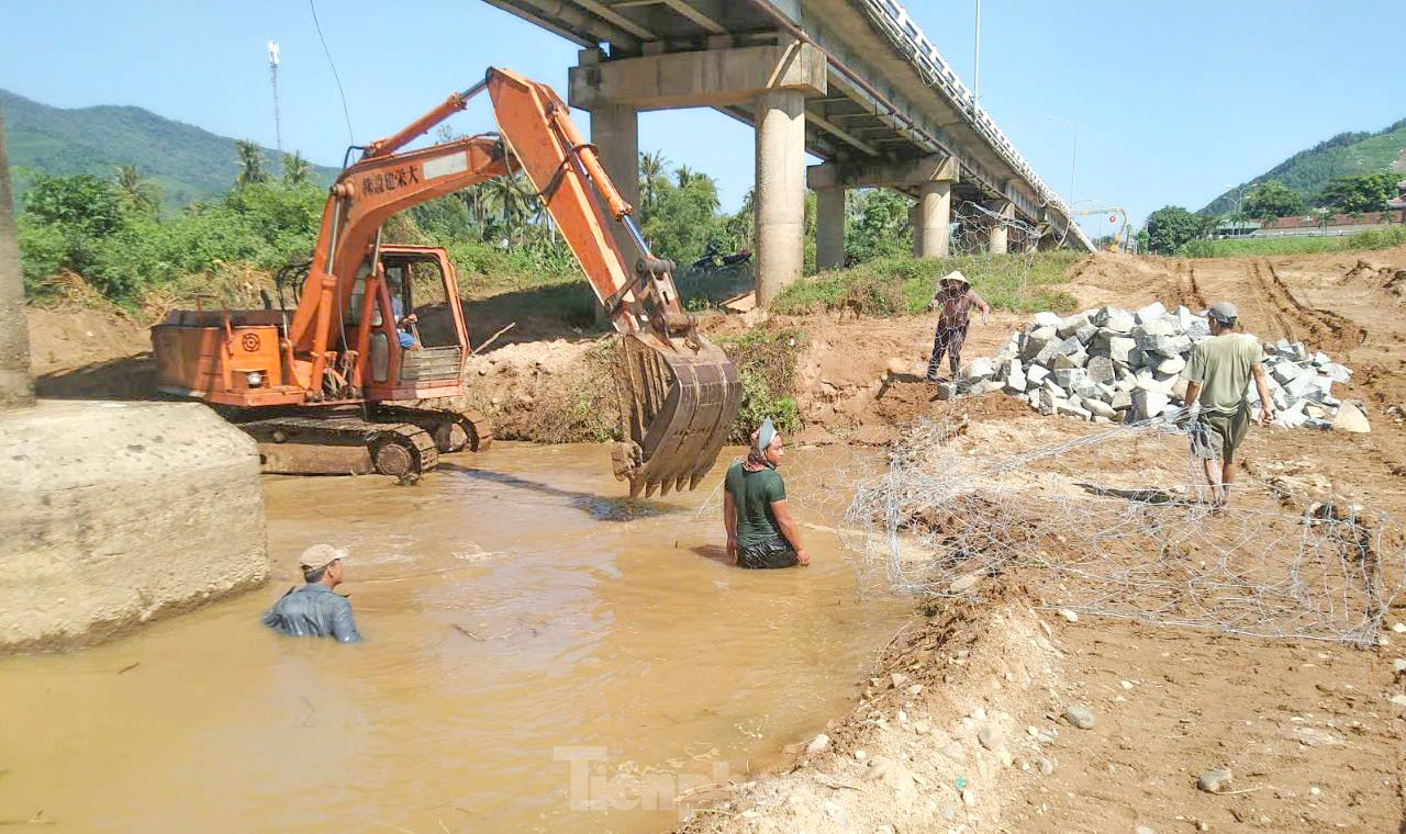 Cầu dài hơn 500m bắc qua sông Kôn ở Bình Định bị xói lở 11 trụ ảnh 12