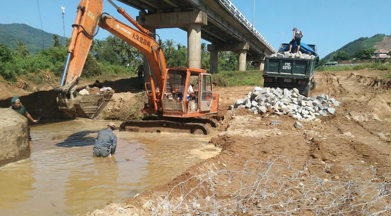 Cầu dài hơn 500m bắc qua sông Kôn ở Bình Định bị xói lở 11 trụ ảnh 15