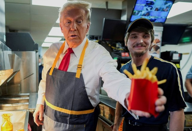 Ứng viên tổng thống Mỹ của đảng Cộng hòa Donald Trump 'phục vụ' ở McDonald's ảnh 4