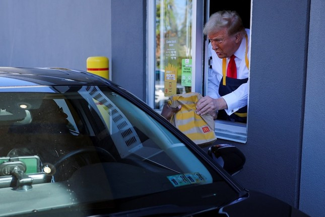 Ứng viên tổng thống Mỹ của đảng Cộng hòa Donald Trump 'phục vụ' ở McDonald's ảnh 5