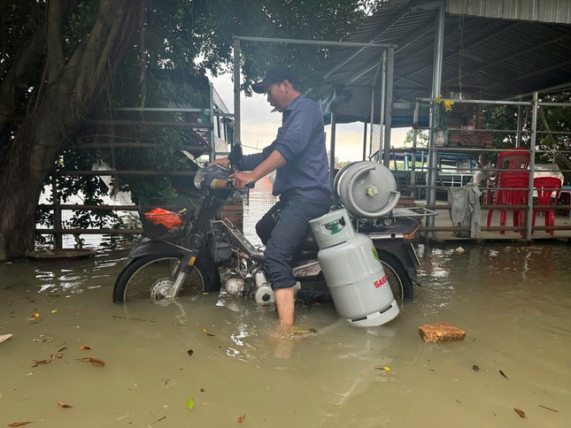 Nhiều tòa nhà chọc trời ở TPHCM, Bình Dương mờ khuất trong mây mù ảnh 4