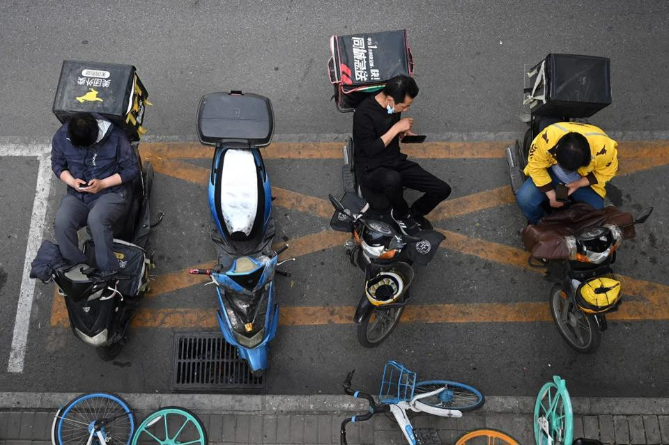 Các tài xế giao hàng của Meituan chạy quanh các khu văn phòng tại Quảng Châu, Trung Quốc vào các ngày trong tuần. Ảnh: Takashi Kawakami