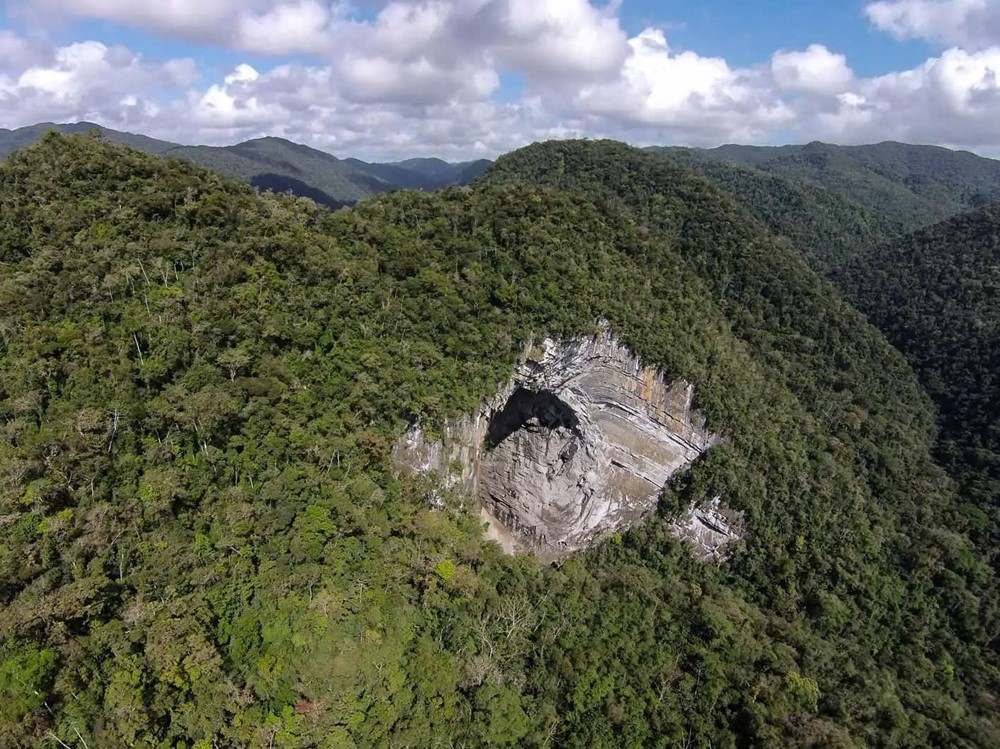 'Siêu' hang động có miệng hang lớn nhất thế giới: Kéo dài 3km và cao 170m, là một kỳ quan thiên nhiên được hình thành qua 300.000 năm - ảnh 1