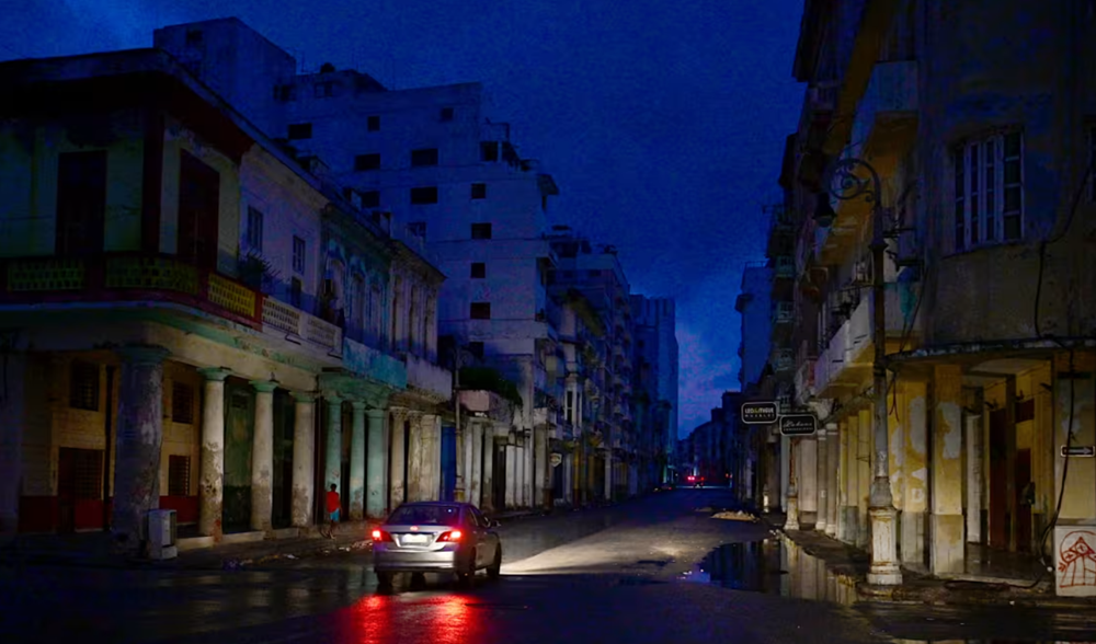 Cuba đối mặt 'khủng hoảng kép' chưa từng có: Bão lớn ập đến đúng lúc mất điện toàn quốc, hơn 10 triệu dân 'chìm trong bóng tối' - ảnh 2