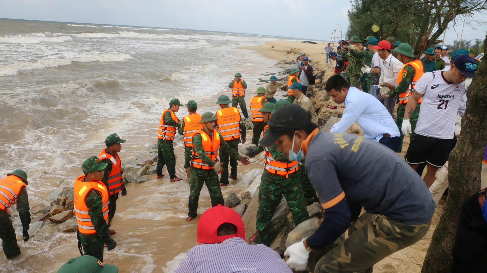 Bờ biển sạt lở dữ dội, lãnh đạo Thừa Thiên Huế chỉ đạo khẩn