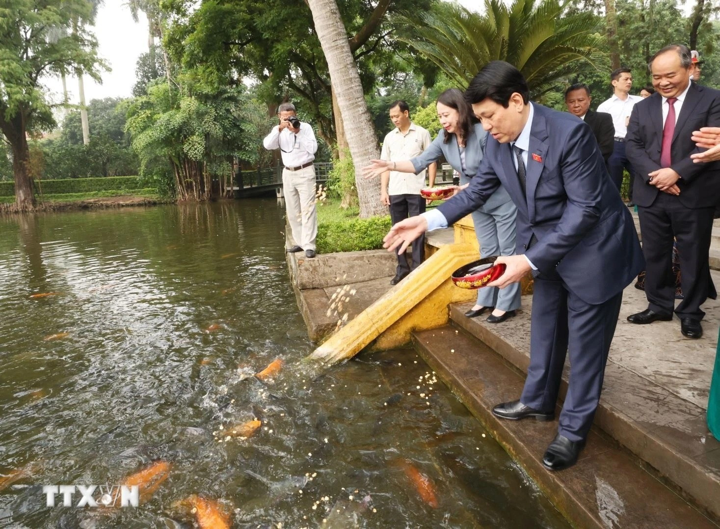 Chủ tịch nước Lương Cường dâng hương tưởng niệm Chủ tịch Hồ Chí Minh ảnh 3