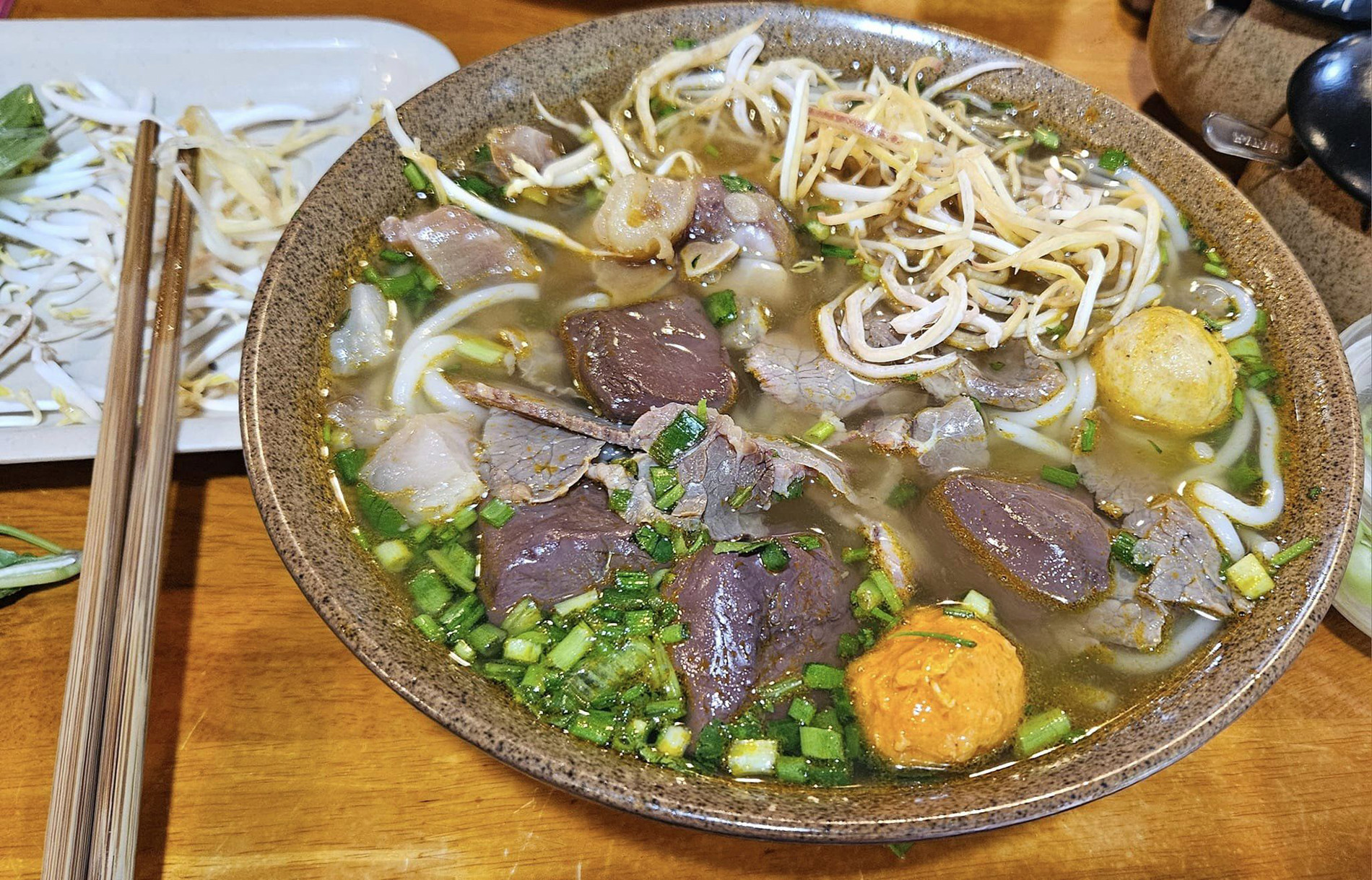 bún bò huế ngự uyển (Ngọc Huyền Lê).jpg