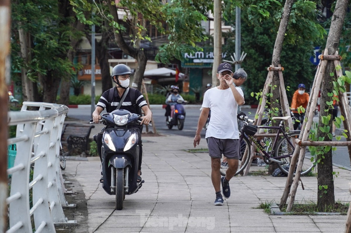 Người dân Thủ đô 'đau đầu nhức óc' vì mùi hôi thối do cá chết trắng tại Hồ Tây ảnh 6