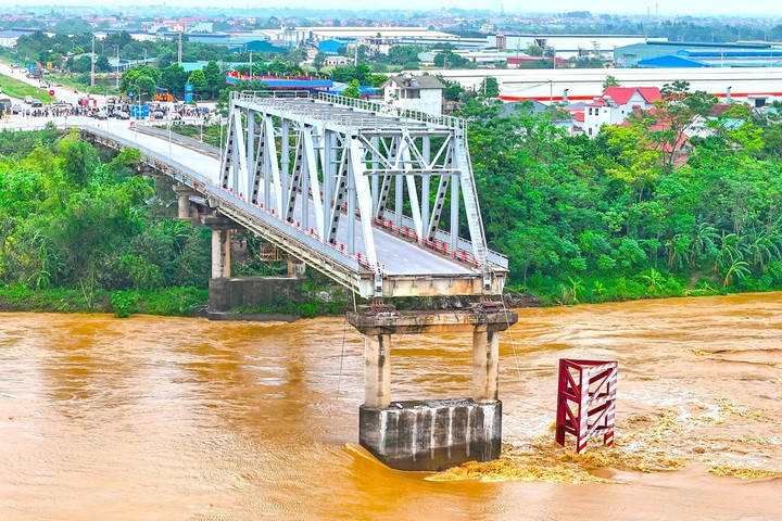 Phó Thủ tướng: Hoàn thành toàn bộ công trình và đưa cầu Phong Châu mới vào khai thác trong năm 2025