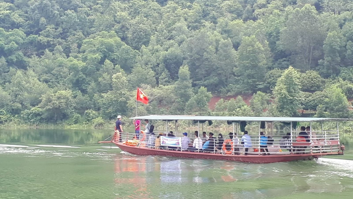 Hồ nước được ví như ‘vịnh Hạ Long trên cạn’, có diện tích bề mặt hơn 26km2, dung tích nước lớn gấp 25 lần Hồ Tây