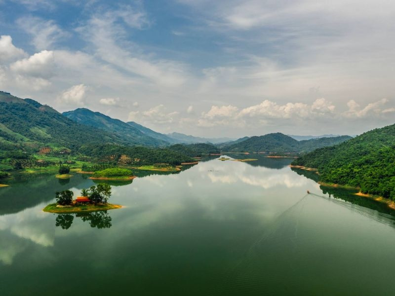 Hồ nước được ví như ‘vịnh Hạ Long trên cạn’, có diện tích bề mặt hơn 26km2, dung tích nước lớn gấp 25 lần Hồ Tây