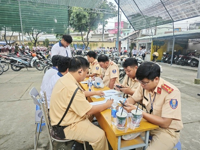 Xe máy, ô tô 'làm mưa làm gió' trên đường phố TPHCM ảnh 20